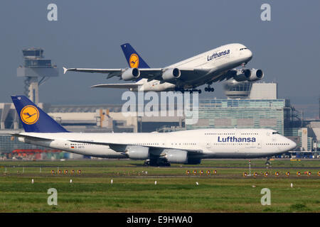 Frankfurt, Deutschland - 17. September 2014: Lufthansa Airbus A380 und Boeing 747 Flugzeug am Frankfurter Flughafen (FRA). Lufthansa ist Stockfoto