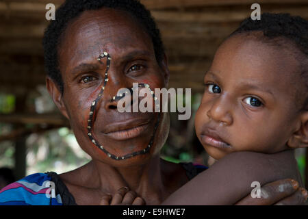 Mutter und Kind von Yimas, Sepik Region, Papua New Guinea Stockfoto