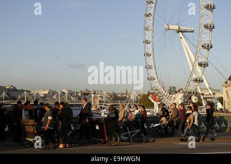 London, UK. 28. Oktober 2014. 28. Oktober 2014. Menschenmassen Westminster Brücke in der späten Nachmittagssonne, London, UK-Credit: Ed Brown/Alamy Live News Stockfoto