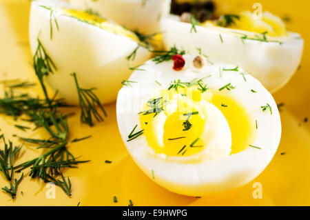 Gekochten Eiern mit Salz, Pfeffer und dill Stockfoto