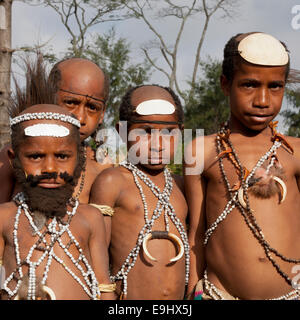 Jungs aus küstennahen Stamm an Mt. Hagen Sing Sing, Papua New Guinea Stockfoto