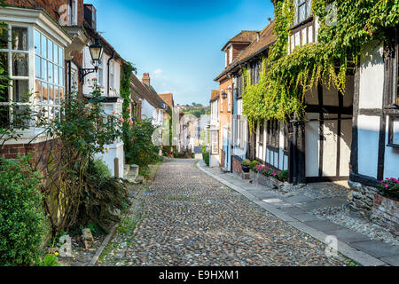 Schöne alte halbe Fachwerkhaus Tudor-Stil Häuser auf einer gepflasterten Straße in Rye, East Sussex Stockfoto