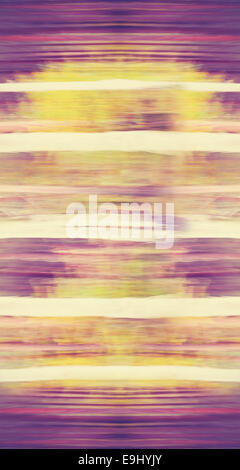 Abstrakte Bewegung verwischt Bäume in einem Wald. Stockfoto