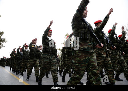 Thessaloniki, Griechenland. 28. Oktober 2014. Griechische Soldaten werden während einer jährlichen Militärparade in der nördlichen griechischen Hafen von Thessaloniki gesehen. Die Militärparade zum Gedenken an den Beitritt Griechenlands in den zweiten Weltkrieg in Thessaloniki, Griechenland am 28. Oktober 2014 stattgefunden hat Credit: Konstantinos Tsakalidis/Alamy Live News Stockfoto