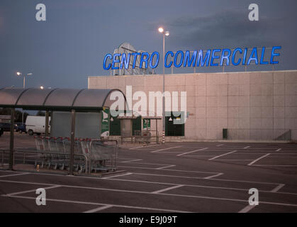 Follonica liegt in der Provinz Grosseto in der italienischen Region Toskana & verbindet Industrie mit einem Resort mit Italienern beliebt. Stockfoto