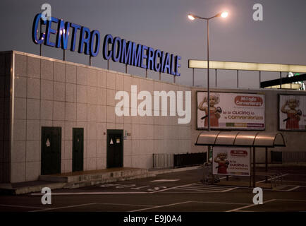 Follonica liegt in der Provinz Grosseto in der italienischen Region Toskana & verbindet Industrie mit einem Resort mit Italienern beliebt. Stockfoto