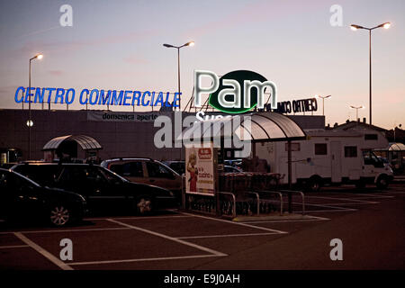 Follonica liegt in der Provinz Grosseto in der italienischen Region Toskana & verbindet Industrie mit einem Resort mit Italienern beliebt. Stockfoto