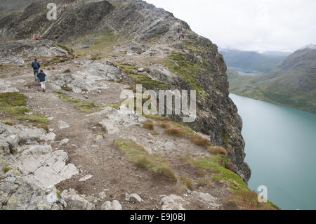 Wanderer nähert sich Besseggen Bergrücken mit Blick über Gjende See, Nationalpark Jotunheimen, Oppland, Norwegen Stockfoto