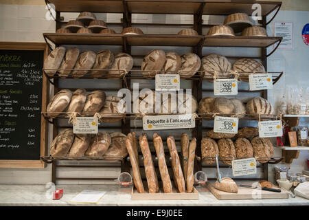 Brot Anzeige in einer französischen Bäckerei mit verschiedenen Arten von Brot Stockfoto