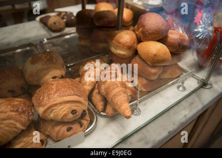 Brot Anzeige in einer französischen Bäckerei mit verschiedenen Arten von Brot Stockfoto