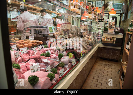 In einem französischen Metzger shop in Paris. Stockfoto