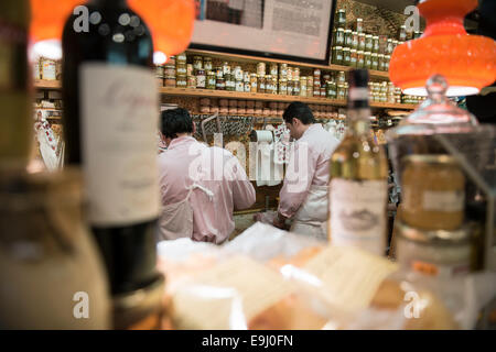 In einem französischen Metzger shop in Paris. Stockfoto