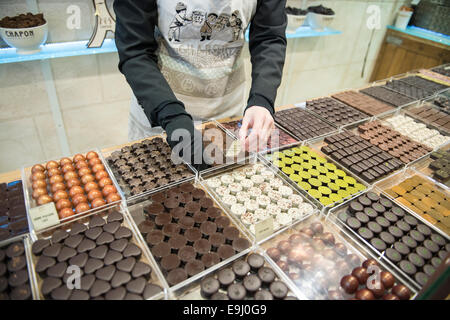 Anzeige der Spezialist Schokolade Trüffel in einem französischen Pariser Patisserie Stockfoto