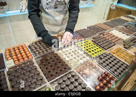 Anzeige der Spezialist Schokolade Trüffel in einem französischen Pariser Patisserie Stockfoto