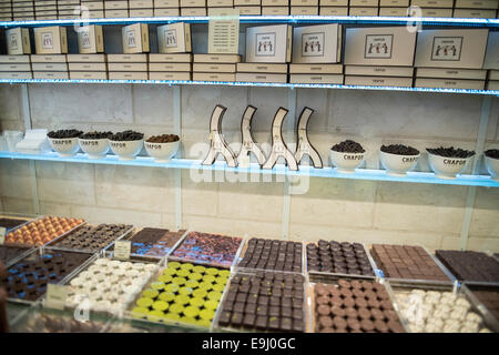 Anzeige der Spezialist Schokolade Trüffel in einem französischen Pariser Patisserie Stockfoto