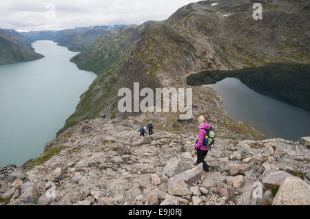 Wanderer, aufsteigend von den westlichen Bergrücken Besseggen-Berg mit Blick über Gjende See, Nationalpark Jotunheimen, Oppland, Norwegen Stockfoto