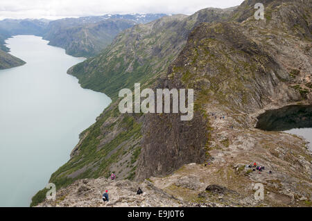 Wanderer, aufsteigend von den westlichen Bergrücken Besseggen-Berg mit Blick über Gjende See, Nationalpark Jotunheimen, Oppland, Norwegen Stockfoto
