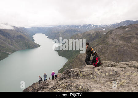 Wanderer, aufsteigend von den westlichen Bergrücken Besseggen-Berg mit Blick über Gjende See, Nationalpark Jotunheimen, Oppland, Norwegen Stockfoto