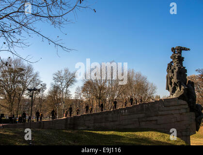 Kiew, Ukraine. 28. Oktober 2014. Kadett Ehrenwache am Mahnmal für die Opfer von Babyn Jar.  Kiew-Kadetten und Schülerinnen und Schüler bei Babi Yar, eine Kundgebung zum 70. Jahrestag der Befreiung von der Ukraine. Babii Yar Tragödie weltweit bekannt. Während des zweiten Weltkrieges die Nazis hier 100 Tausend Einwohner von Kiew, vor allem Juden hingerichtet. Feier der Ukraine die Befreiung von den Nazis übergeben unter der russischen Besetzung der Krim und der östlichen Ukraine. Bildnachweis: Igor Golovnov/Alamy Live-Nachrichten Stockfoto