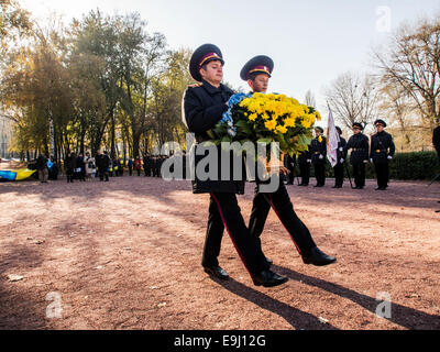 Kiew, Ukraine. 28. Oktober 2014. Kadetten Blumen zum Denkmal.  Kiew-Kadetten und Schülerinnen und Schüler bei Babi Yar, eine Kundgebung zum 70. Jahrestag der Befreiung von der Ukraine. Babii Yar Tragödie weltweit bekannt. Während des zweiten Weltkrieges die Nazis hier 100 Tausend Einwohner von Kiew, vor allem Juden hingerichtet. Feier der Ukraine die Befreiung von den Nazis übergeben unter der russischen Besetzung der Krim und der östlichen Ukraine. Bildnachweis: Igor Golovnov/Alamy Live-Nachrichten Stockfoto