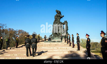 Kiew, Ukraine. 28. Oktober 2014. Kadetten Blumen zum Denkmal.  Kiew-Kadetten und Schülerinnen und Schüler bei Babi Yar, eine Kundgebung zum 70. Jahrestag der Befreiung von der Ukraine. Babii Yar Tragödie weltweit bekannt. Während des zweiten Weltkrieges die Nazis hier 100 Tausend Einwohner von Kiew, vor allem Juden hingerichtet. Feier der Ukraine die Befreiung von den Nazis übergeben unter der russischen Besetzung der Krim und der östlichen Ukraine. Bildnachweis: Igor Golovnov/Alamy Live-Nachrichten Stockfoto