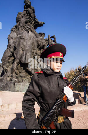 Kiew, Ukraine. 28. Oktober 2014. Kadett Ehrenwache am Mahnmal für die Opfer von Babyn Jar.  Kiew-Kadetten und Schülerinnen und Schüler bei Babi Yar, eine Kundgebung zum 70. Jahrestag der Befreiung von der Ukraine. Babii Yar Tragödie weltweit bekannt. Während des zweiten Weltkrieges die Nazis hier 100 Tausend Einwohner von Kiew, vor allem Juden hingerichtet. Feier der Ukraine die Befreiung von den Nazis übergeben unter der russischen Besetzung der Krim und der östlichen Ukraine. Bildnachweis: Igor Golovnov/Alamy Live-Nachrichten Stockfoto