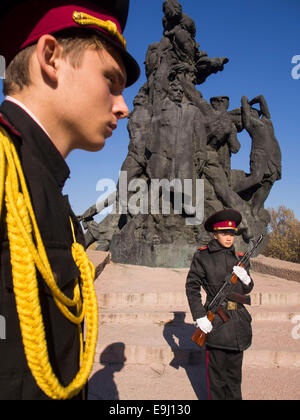 Kiew, Ukraine. 28. Oktober 2014. Kadett Ehrenwache am Mahnmal für die Opfer von Babyn Jar.  Kiew-Kadetten und Schülerinnen und Schüler bei Babi Yar, eine Kundgebung zum 70. Jahrestag der Befreiung von der Ukraine. Babii Yar Tragödie weltweit bekannt. Während des zweiten Weltkrieges die Nazis hier 100 Tausend Einwohner von Kiew, vor allem Juden hingerichtet. Feier der Ukraine die Befreiung von den Nazis übergeben unter der russischen Besetzung der Krim und der östlichen Ukraine. Bildnachweis: Igor Golovnov/Alamy Live-Nachrichten Stockfoto