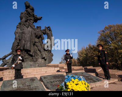 Kiew, Ukraine. 28. Oktober 2014. Kadett Ehrenwache am Mahnmal für die Opfer von Babyn Jar.  Kiew-Kadetten und Schülerinnen und Schüler bei Babi Yar, eine Kundgebung zum 70. Jahrestag der Befreiung von der Ukraine. Babii Yar Tragödie weltweit bekannt. Während des zweiten Weltkrieges die Nazis hier 100 Tausend Einwohner von Kiew, vor allem Juden hingerichtet. Feier der Ukraine die Befreiung von den Nazis übergeben unter der russischen Besetzung der Krim und der östlichen Ukraine. Bildnachweis: Igor Golovnov/Alamy Live-Nachrichten Stockfoto