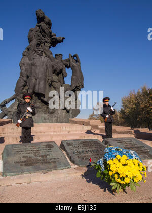 Kiew, Ukraine. 28. Oktober 2014. Kadett Ehrenwache am Mahnmal für die Opfer von Babyn Jar.  Kiew-Kadetten und Schülerinnen und Schüler bei Babi Yar, eine Kundgebung zum 70. Jahrestag der Befreiung von der Ukraine. Babii Yar Tragödie weltweit bekannt. Während des zweiten Weltkrieges die Nazis hier 100 Tausend Einwohner von Kiew, vor allem Juden hingerichtet. Feier der Ukraine die Befreiung von den Nazis übergeben unter der russischen Besetzung der Krim und der östlichen Ukraine. Bildnachweis: Igor Golovnov/Alamy Live-Nachrichten Stockfoto