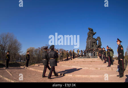 Kiew, Ukraine. 28. Oktober 2014. n Dienstag, 28. Oktober 2014 Kiew Kadetten und Schülerinnen und Schüler bei Babi Yar, eine Kundgebung zum 70. Jahrestag der Befreiung von der Ukraine. Babii Yar Tragödie weltweit bekannt. Während des zweiten Weltkrieges die Nazis hier 100 Tausend Einwohner von Kiew, vor allem Juden hingerichtet. Feier der Ukraine die Befreiung von den Nazis übergeben unter der russischen Besetzung der Krim und der östlichen Ukraine. Bildnachweis: Igor Golovnov/Alamy Live-Nachrichten Stockfoto