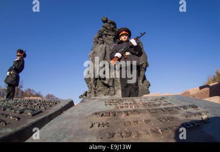 Kiew, Ukraine. 28. Oktober 2014. Kadett Ehrenwache am Mahnmal für die Opfer von Babyn Jar.  Kiew-Kadetten und Schülerinnen und Schüler bei Babi Yar, eine Kundgebung zum 70. Jahrestag der Befreiung von der Ukraine. Babii Yar Tragödie weltweit bekannt. Während des zweiten Weltkrieges die Nazis hier 100 Tausend Einwohner von Kiew, vor allem Juden hingerichtet. Feier der Ukraine die Befreiung von den Nazis übergeben unter der russischen Besetzung der Krim und der östlichen Ukraine. Bildnachweis: Igor Golovnov/Alamy Live-Nachrichten Stockfoto