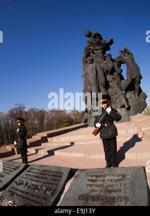 Kiew, Ukraine. 28. Oktober 2014. Kadett Ehrenwache am Mahnmal für die Opfer von Babyn Jar.  Kiew-Kadetten und Schülerinnen und Schüler bei Babi Yar, eine Kundgebung zum 70. Jahrestag der Befreiung von der Ukraine. Babii Yar Tragödie weltweit bekannt. Während des zweiten Weltkrieges die Nazis hier 100 Tausend Einwohner von Kiew, vor allem Juden hingerichtet. Feier der Ukraine die Befreiung von den Nazis übergeben unter der russischen Besetzung der Krim und der östlichen Ukraine. Bildnachweis: Igor Golovnov/Alamy Live-Nachrichten Stockfoto