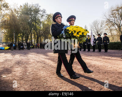 Kadetten Blumen zum Denkmal. 28. Oktober 2014. --In Dienstag, 28. Oktober 2014 Kiew Kadetten und Schülerinnen und Schüler bei Babi Yar, eine Kundgebung zum 70. Jahrestag der Befreiung von der Ukraine. Babii Yar Tragödie weltweit bekannt. Während des zweiten Weltkrieges die Nazis hier 100 Tausend Einwohner von Kiew, vor allem Juden hingerichtet. Feier der Ukraine die Befreiung von den Nazis übergeben unter der russischen Besetzung der Krim und der östlichen Ukraine. © Igor Golovniov/ZUMA Draht/Alamy Live-Nachrichten Stockfoto