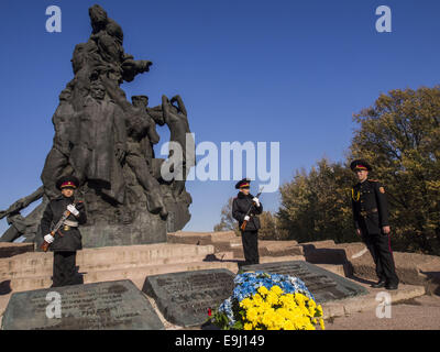 Kadett Ehrenwache am Mahnmal für die Opfer von Babyn Jar. 28. Oktober 2014. --In Dienstag, 28. Oktober 2014 Kiew Kadetten und Schülerinnen und Schüler bei Babi Yar, eine Kundgebung zum 70. Jahrestag der Befreiung von der Ukraine. Babii Yar Tragödie weltweit bekannt. Während des zweiten Weltkrieges die Nazis hier 100 Tausend Einwohner von Kiew, vor allem Juden hingerichtet. Feier der Ukraine die Befreiung von den Nazis übergeben unter der russischen Besetzung der Krim und der östlichen Ukraine. © Igor Golovniov/ZUMA Draht/Alamy Live-Nachrichten Stockfoto