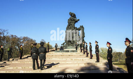 Kadetten Blumen zum Denkmal. 28. Oktober 2014. --In Dienstag, 28. Oktober 2014 Kiew Kadetten und Schülerinnen und Schüler bei Babi Yar, eine Kundgebung zum 70. Jahrestag der Befreiung von der Ukraine. Babii Yar Tragödie weltweit bekannt. Während des zweiten Weltkrieges die Nazis hier 100 Tausend Einwohner von Kiew, vor allem Juden hingerichtet. Feier der Ukraine die Befreiung von den Nazis übergeben unter der russischen Besetzung der Krim und der östlichen Ukraine. © Igor Golovniov/ZUMA Draht/Alamy Live-Nachrichten Stockfoto