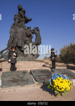 Kadett Ehrenwache am Mahnmal für die Opfer von Babyn Jar. 28. Oktober 2014. --In Dienstag, 28. Oktober 2014 Kiew Kadetten und Schülerinnen und Schüler bei Babi Yar, eine Kundgebung zum 70. Jahrestag der Befreiung von der Ukraine. Babii Yar Tragödie weltweit bekannt. Während des zweiten Weltkrieges die Nazis hier 100 Tausend Einwohner von Kiew, vor allem Juden hingerichtet. Feier der Ukraine die Befreiung von den Nazis übergeben unter der russischen Besetzung der Krim und der östlichen Ukraine. © Igor Golovniov/ZUMA Draht/Alamy Live-Nachrichten Stockfoto