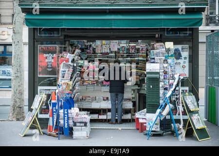 Einen zeitungsladen Verkauf von Zeitungen auf den Straßen von Paris. Stockfoto