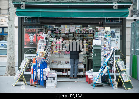 Einen zeitungsladen Verkauf von Zeitungen auf den Straßen von Paris. Stockfoto