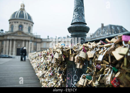 Stadtansichten von Paris durch das Tageslicht am Valentinstag Stockfoto