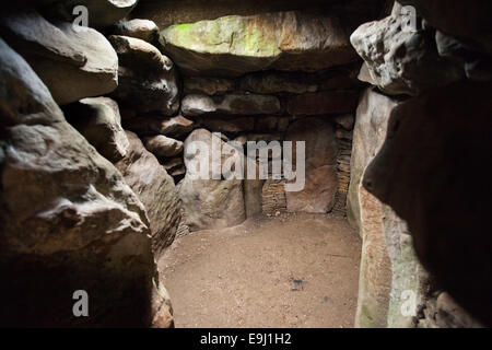 Großbritannien, England, Wiltshire, Avebury, West Kennet Long Barrow, innerhalb der Grabkammer Stockfoto