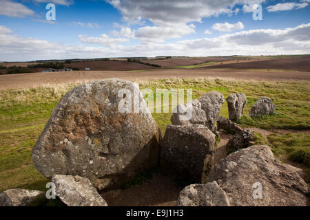 Großbritannien, England, Wiltshire, Avebury, West Kennet Long Barrow, Steinen bewachen den Eingang der Kammer Stockfoto