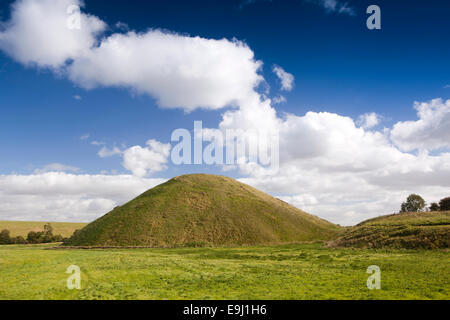 Großbritannien, England, Wiltshire, Avebury, Silbury Hill alten Grabhügel Stockfoto