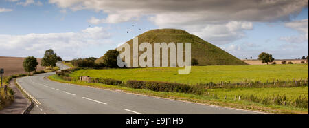 Avebury, A4 Hauptstraße, vorbei an Silbury Hill, Panorama, Wiltshire, England, UK Stockfoto