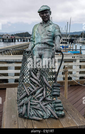 Skulptur eines Fischers am Ende des alten Fishermans Wharf, Monterey, Kalifornien, USA Stockfoto