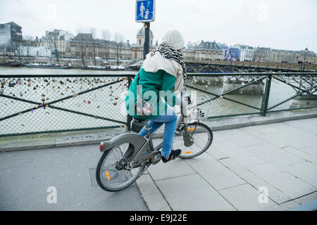 Stadtansichten von Paris durch das Tageslicht am Valentinstag Stockfoto