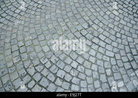 Die markante Straße/street Oberfläche der gemusterten Steinen in Paris. Stockfoto