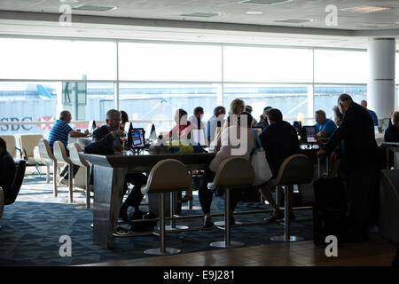 Passagiere, die über kostenlose Wifi-Terminals an terminal 3 Toronto Pearson internationaler Flughafen Kanada Stockfoto