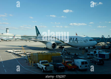 Pakistan international Airlines Flugzeug an terminal 3 Toronto Pearson internationaler Flughafen Kanada Stockfoto