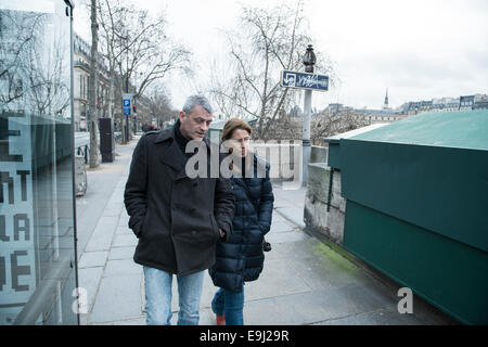 Ein paar Fuß entlang der Straßen von Paris zusammen Stockfoto