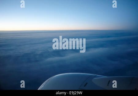 am frühen Morgen Redeye Flug Flugzeug fliegt über Kanada fliegen Westen Stockfoto